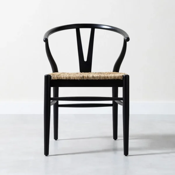 Vintage Siyah Ahşap Sandalye, masif ahşap gövdesi, doğal hasır oturma alanı ve ergonomik tasarımıyla konfor ve şıklığı bir araya getiriyor. Şimdi en uygun fiyatlarla keşfedin!