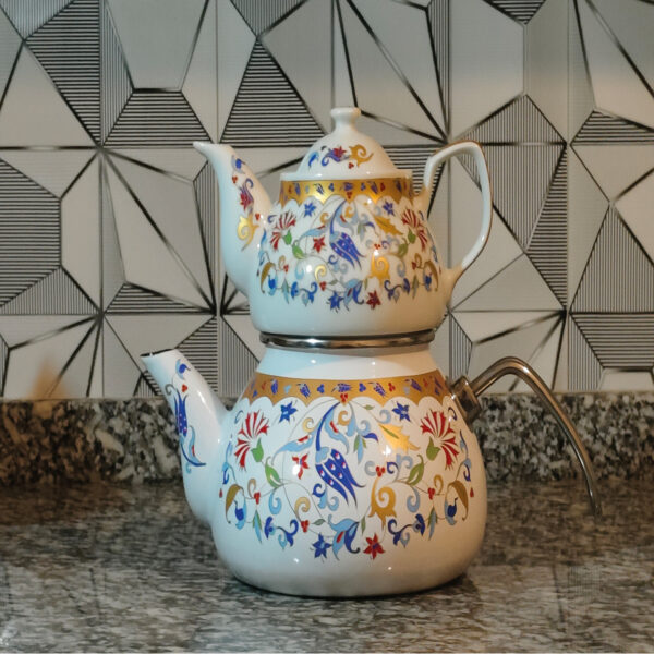 Avşar Emaye Porselen Eftelya Çaydanlık, geleneksel şıklık ve dayanıklılığı bir araya getiriyor. En uygun fiyatlarla hepdolu.com’da! Hemen sipariş verin.