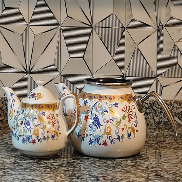 Avşar Emaye Porselen Eftelya Çaydanlık, geleneksel şıklık ve dayanıklılığı bir araya getiriyor. En uygun fiyatlarla hepdolu.com’da! Hemen sipariş verin.
