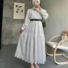 Gece Düşü Fisto Etek, siyahın asaletiyle birleşen zarif fisto detaylarıyla göz alıcı. %50 pamuk, %50 polyester. Şıklık Hepdolu.com’da sizi bekliyor!