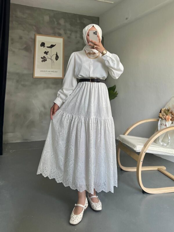 Gece Düşü Fisto Etek, siyahın asaletiyle birleşen zarif fisto detaylarıyla göz alıcı. %50 pamuk, %50 polyester. Şıklık Hepdolu.com’da sizi bekliyor!