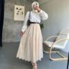 Gece Düşü Fisto Etek, siyahın asaletiyle birleşen zarif fisto detaylarıyla göz alıcı. %50 pamuk, %50 polyester. Şıklık Hepdolu.com’da sizi bekliyor!