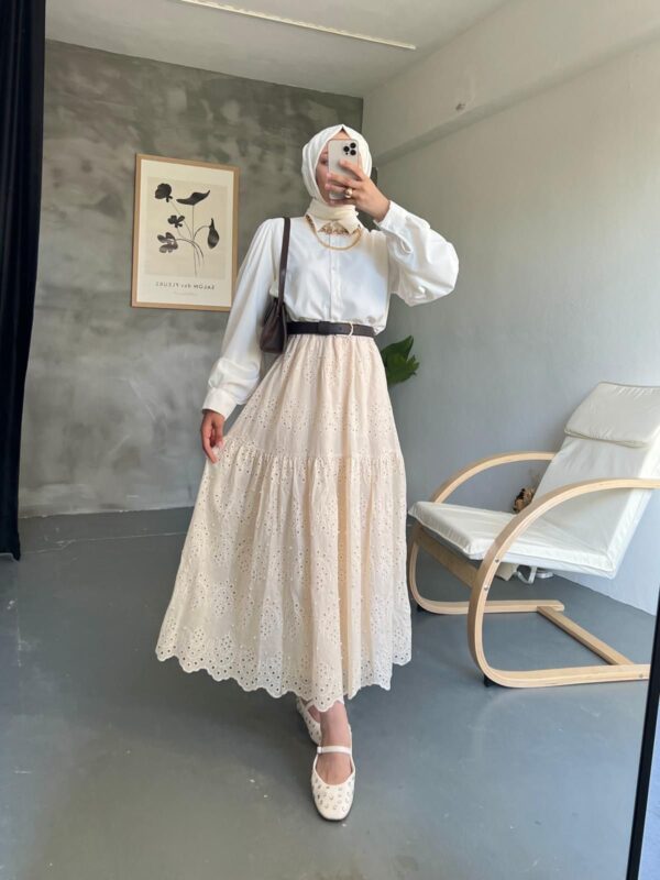 Gece Düşü Fisto Etek, siyahın asaletiyle birleşen zarif fisto detaylarıyla göz alıcı. %50 pamuk, %50 polyester. Şıklık Hepdolu.com’da sizi bekliyor!
