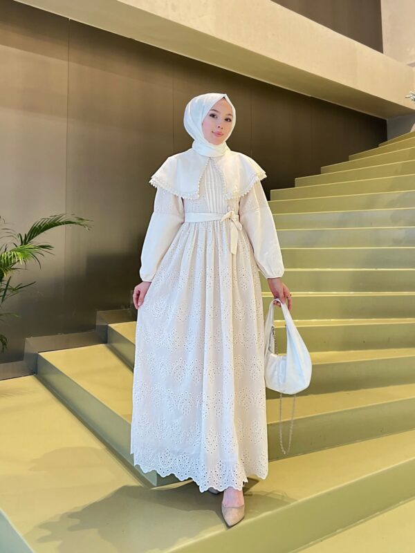 İnci Tanesi Rüya Elbise, fisto brode kumaşıyla zarafetin simgesi. %50 pamuk, %50 polyester, her adımda şıklık ve konfor. Hepdolu.com’da şıklığı keşfedin!