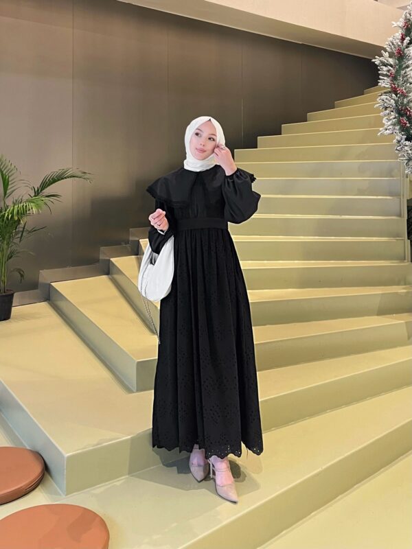 İnci Tanesi Rüya Elbise, fisto brode kumaşıyla zarafetin simgesi. %50 pamuk, %50 polyester, her adımda şıklık ve konfor. Hepdolu.com’da şıklığı keşfedin!