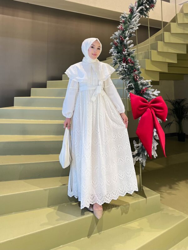 İnci Tanesi Rüya Elbise, fisto brode kumaşıyla zarafetin simgesi. %50 pamuk, %50 polyester, her adımda şıklık ve konfor. Hepdolu.com’da şıklığı keşfedin!