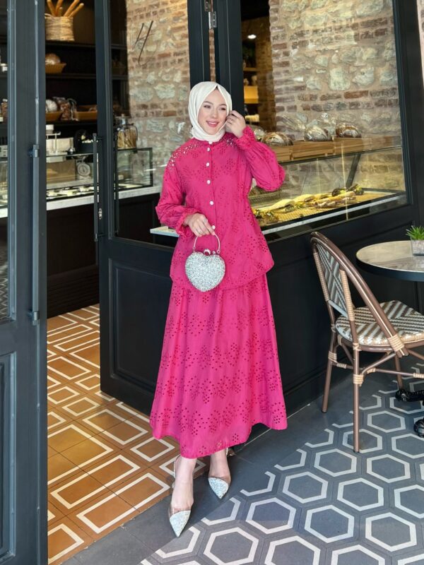 Liva Elbise Takım, %50 pamuk, %50 polyester kumaşıyla zarif ve konforlu. Günlük ya da özel anlar için ideal şıklık şimdi Hepdolu.com’da!