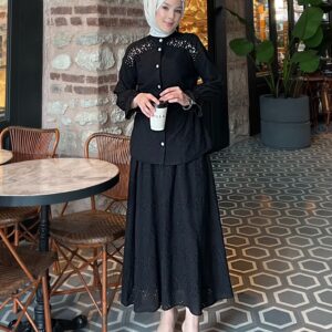 Liva Elbise Takım, %50 pamuk, %50 polyester kumaşıyla zarif ve konforlu. Günlük ya da özel anlar için ideal şıklık şimdi Hepdolu.com’da!