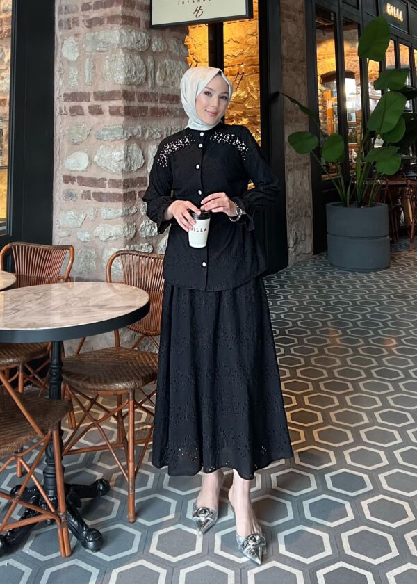 Liva Elbise Takım, %50 pamuk, %50 polyester kumaşıyla zarif ve konforlu. Günlük ya da özel anlar için ideal şıklık şimdi Hepdolu.com’da!
