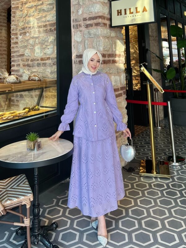 Liva Elbise Takım, %50 pamuk, %50 polyester kumaşıyla zarif ve konforlu. Günlük ya da özel anlar için ideal şıklık şimdi Hepdolu.com’da!