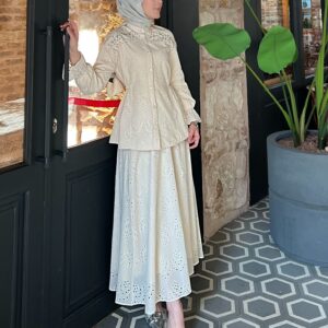 Liva Elbise Takım, %50 pamuk, %50 polyester kumaşıyla zarif ve konforlu. Günlük ya da özel anlar için ideal şıklık şimdi Hepdolu.com’da!