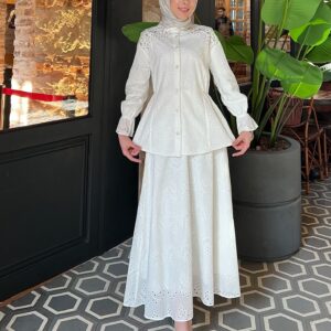Liva Elbise Takım, %50 pamuk, %50 polyester kumaşıyla zarif ve konforlu. Günlük ya da özel anlar için ideal şıklık şimdi Hepdolu.com’da!