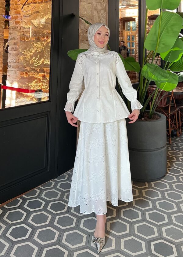Liva Elbise Takım, %50 pamuk, %50 polyester kumaşıyla zarif ve konforlu. Günlük ya da özel anlar için ideal şıklık şimdi Hepdolu.com’da!