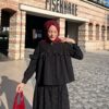 Taş detaylı, brode işlemeli etekli takım ile zarafeti yakalayın. Şıklık, konfor ve uygun fiyat hepdolu.com’da sizi bekliyor!