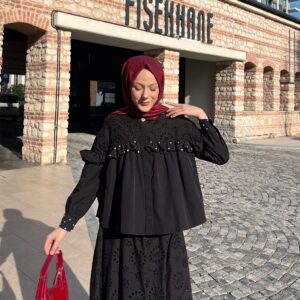 Taş detaylı, brode işlemeli etekli takım ile zarafeti yakalayın. Şıklık, konfor ve uygun fiyat hepdolu.com’da sizi bekliyor!