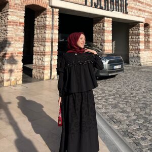 Taş detaylı, brode işlemeli etekli takım ile zarafeti yakalayın. Şıklık, konfor ve uygun fiyat hepdolu.com’da sizi bekliyor!
