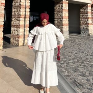 Taş detaylı, brode işlemeli etekli takım ile zarafeti yakalayın. Şıklık, konfor ve uygun fiyat hepdolu.com’da sizi bekliyor!