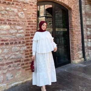 Taş detaylı, brode işlemeli etekli takım ile zarafeti yakalayın. Şıklık, konfor ve uygun fiyat hepdolu.com’da sizi bekliyor!