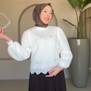 Yuvarlak Yaka Taşlı Astarlı Tunik zarif tasarımıyla Yuvarlak Yaka Astarlı Tunik. Konfor ve şıklığı bir arada sunan bu özel parça hepdolu.com'da seni bekliyor!