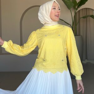Yuvarlak Yaka Taşlı Astarlı Tunik zarif tasarımıyla Yuvarlak Yaka Astarlı Tunik. Konfor ve şıklığı bir arada sunan bu özel parça hepdolu.com'da seni bekliyor!