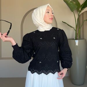 Işıltılı taş detayları ve zarif tasarımıyla Yuvarlak Yaka Astarlı Tunik. Konfor ve şıklığı bir arada sunan bu özel parça hepdolu.com'da seni bekliyor!
