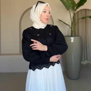 Yuvarlak Yaka Taşlı Astarlı Tunik zarif tasarımıyla Yuvarlak Yaka Astarlı Tunik. Konfor ve şıklığı bir arada sunan bu özel parça hepdolu.com'da seni bekliyor!
