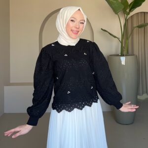 Yuvarlak Yaka Taşlı Astarlı Tunik zarif tasarımıyla Yuvarlak Yaka Astarlı Tunik. Konfor ve şıklığı bir arada sunan bu özel parça hepdolu.com'da seni bekliyor!