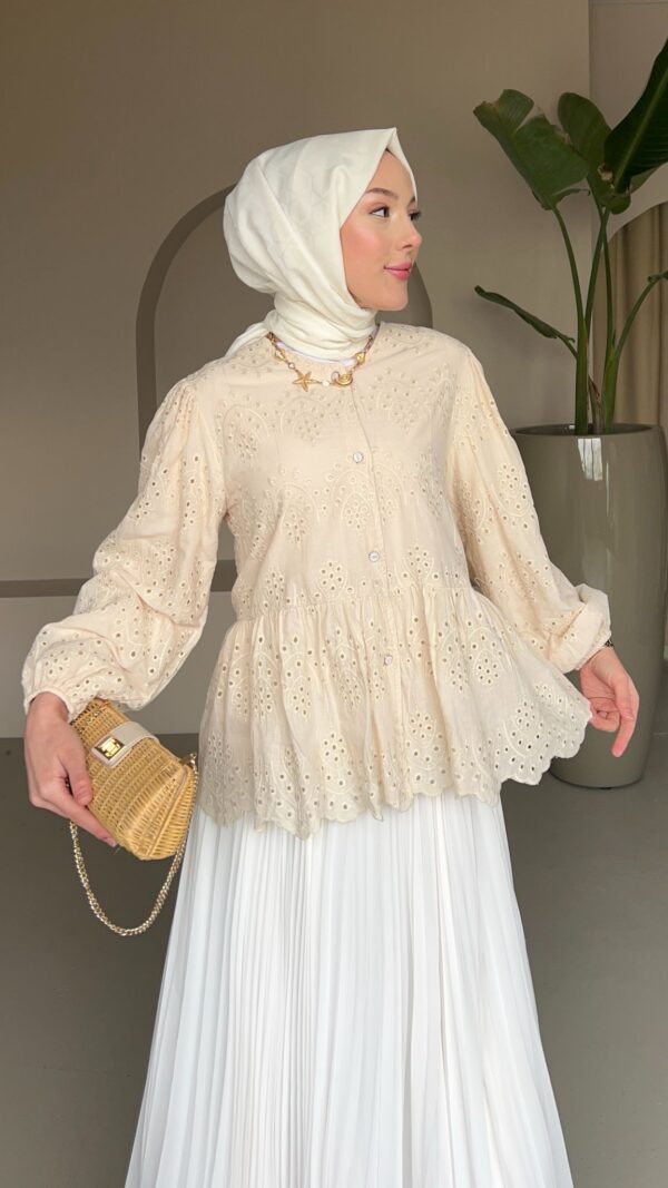 Dantel detayları ve peplum kesimiyle öne çıkan şık bluz modelleri hepdolu.com’da. Krem, beyaz ve siyah renk seçenekleriyle genç ve stil sahibi kadınlara özel!