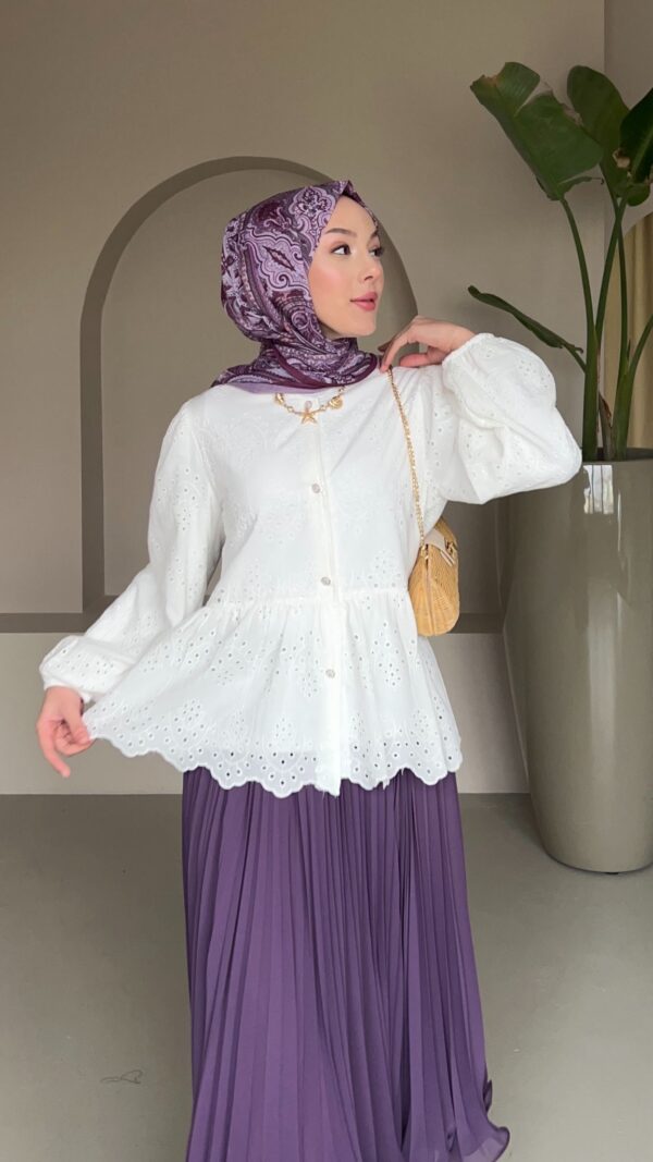 Dantel detayları ve peplum kesimiyle öne çıkan şık bluz modelleri hepdolu.com’da. Krem, beyaz ve siyah renk seçenekleriyle genç ve stil sahibi kadınlara özel!