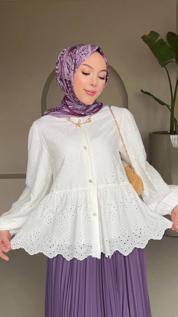 Dantel detayları ve peplum kesimiyle öne çıkan şık bluz modelleri hepdolu.com’da. Krem, beyaz ve siyah renk seçenekleriyle genç ve stil sahibi kadınlara özel!