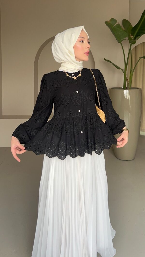 Dantel detayları ve peplum kesimiyle öne çıkan şık bluz modelleri hepdolu.com’da. Krem, beyaz ve siyah renk seçenekleriyle genç ve stil sahibi kadınlara özel!