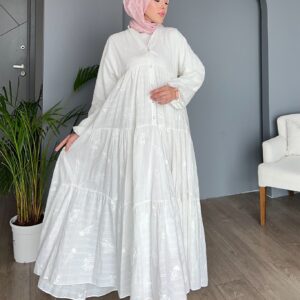 Zarif volanlar, dantel detaylar ve salaş kesimle şıklığı yakalayın. Farklı renk seçenekleriyle bu özel elbise şimdi Hepdolu'da!