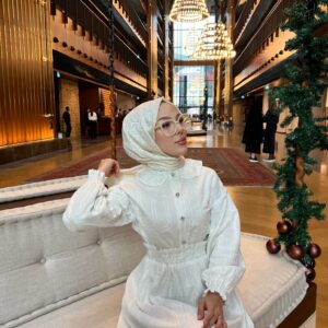 Zarafetin ve ışıltının buluştuğu Aurora Elegance bebe yaka sim detaylı elbise takım. 5 renk seçeneği ve 36-44 beden aralığıyla şimdi keşfedin!