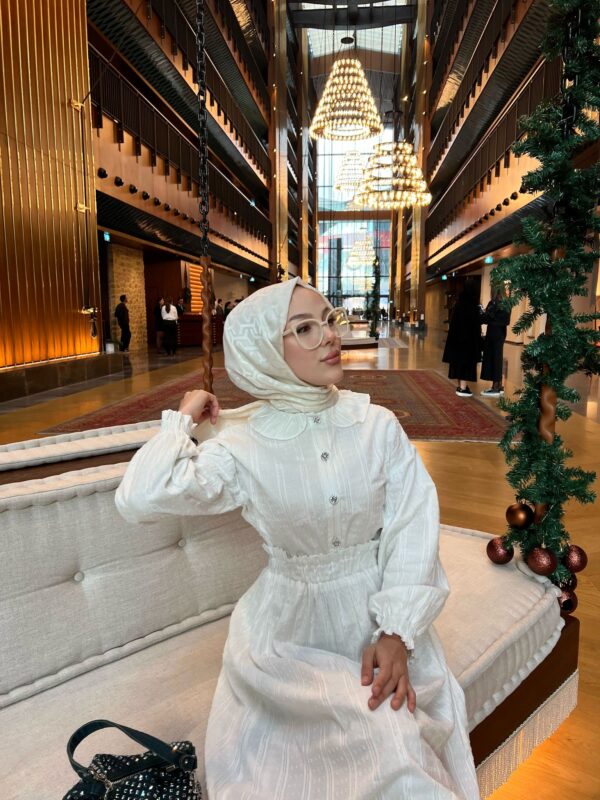 Zarafetin ve ışıltının buluştuğu Aurora Elegance bebe yaka sim detaylı elbise takım. 5 renk seçeneği ve 36-44 beden aralığıyla şimdi keşfedin!
