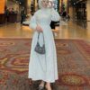 Zarafetin ve ışıltının buluştuğu Aurora Elegance bebe yaka sim detaylı elbise takım. 5 renk seçeneği ve 36-44 beden aralığıyla şimdi keşfedin!