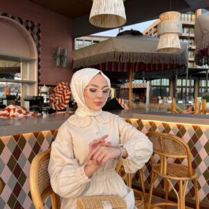 Zarafetin ve ışıltının buluştuğu Aurora Elegance bebe yaka sim detaylı elbise takım. 5 renk seçeneği ve 36-44 beden aralığıyla şimdi keşfedin!