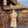 Zarafetin ve ışıltının buluştuğu Aurora Elegance bebe yaka sim detaylı elbise takım. 5 renk seçeneği ve 36-44 beden aralığıyla şimdi keşfedin!