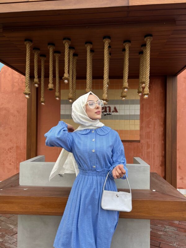 Zarafetin ve ışıltının buluştuğu Aurora Elegance bebe yaka sim detaylı elbise takım. 5 renk seçeneği ve 36-44 beden aralığıyla şimdi keşfedin!