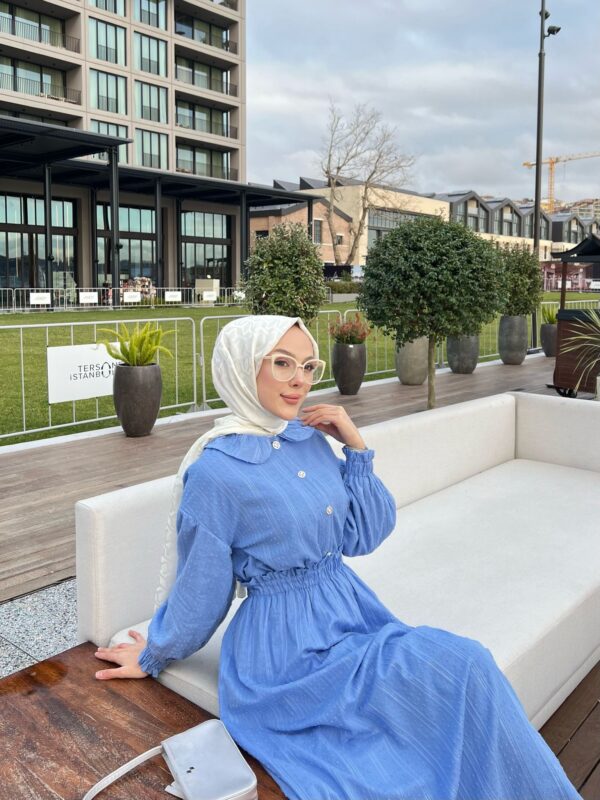Zarafetin ve ışıltının buluştuğu Aurora Elegance bebe yaka sim detaylı elbise takım. 5 renk seçeneği ve 36-44 beden aralığıyla şimdi keşfedin!