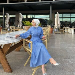 Zarafetin ve ışıltının buluştuğu Aurora Elegance bebe yaka sim detaylı elbise takım. 5 renk seçeneği ve 36-44 beden aralığıyla şimdi keşfedin!