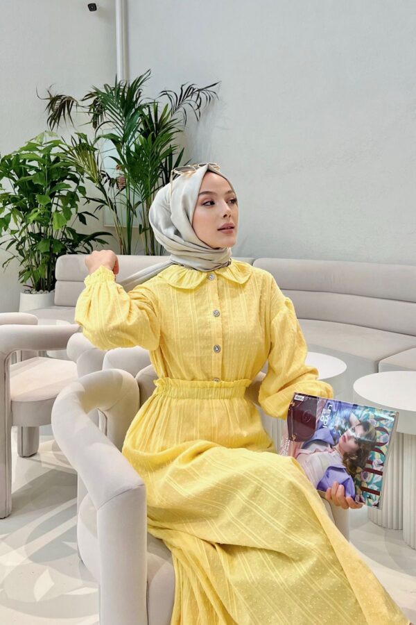 Zarafetin ve ışıltının buluştuğu Aurora Elegance bebe yaka sim detaylı elbise takım. 5 renk seçeneği ve 36-44 beden aralığıyla şimdi keşfedin!