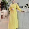 Zarafetin ve ışıltının buluştuğu Aurora Elegance bebe yaka sim detaylı elbise takım. 5 renk seçeneği ve 36-44 beden aralığıyla şimdi keşfedin!