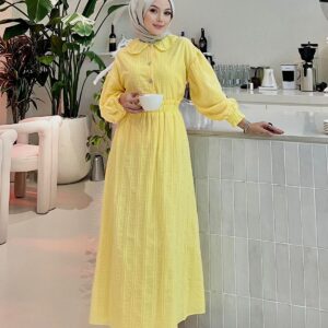 Zarafetin ve ışıltının buluştuğu Aurora Elegance bebe yaka sim detaylı elbise takım. 5 renk seçeneği ve 36-44 beden aralığıyla şimdi keşfedin!
