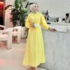 Zarafetin ve ışıltının buluştuğu Aurora Elegance bebe yaka sim detaylı elbise takım. 5 renk seçeneği ve 36-44 beden aralığıyla şimdi keşfedin!