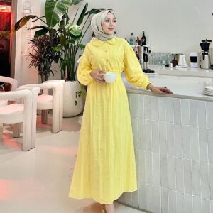 Zarafetin ve ışıltının buluştuğu Aurora Elegance bebe yaka sim detaylı elbise takım. 5 renk seçeneği ve 36-44 beden aralığıyla şimdi keşfedin!