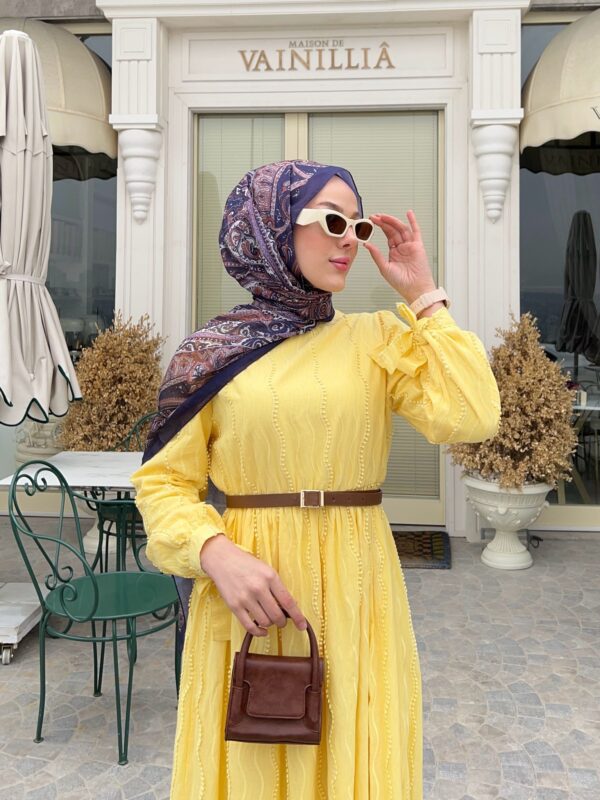 Şerit Dokulu Hafif Yaz Elbisesi! Hafif yapısı, 5 farklı renk seçeneği ve şık dokusuyla gün boyu ferahlık ve zarafet sunuyor. Şimdi keşfet!