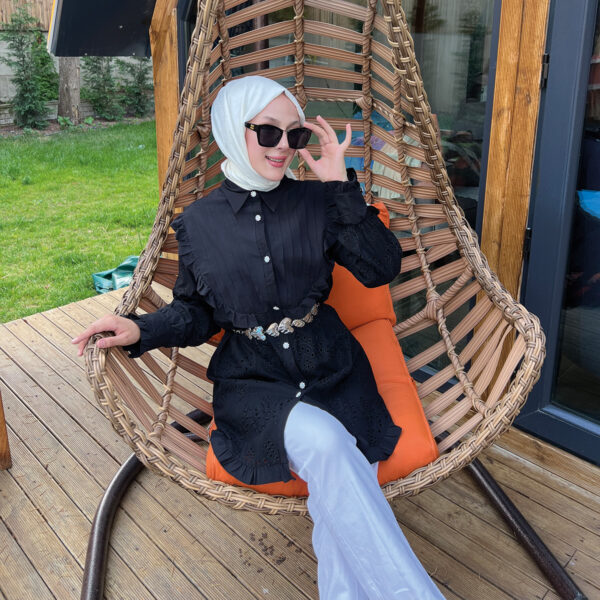 Özel üretimi dantel detaylı, kemerli zarif tunik modeli şimdi sadece hepdolu.com’da! Şıklığı ve kaliteyi bir arada keşfedin.