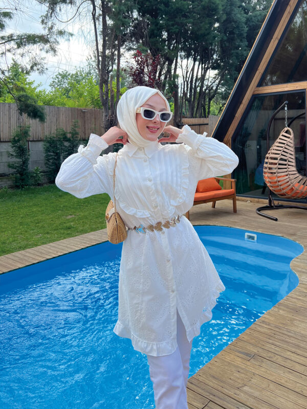 Özel üretimi dantel detaylı, kemerli zarif tunik modeli şimdi sadece hepdolu.com’da! Şıklığı ve kaliteyi bir arada keşfedin.