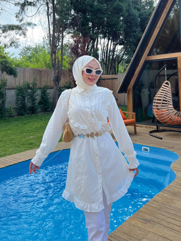 Özel üretimi dantel detaylı, kemerli zarif tunik modeli şimdi sadece hepdolu.com’da! Şıklığı ve kaliteyi bir arada keşfedin.