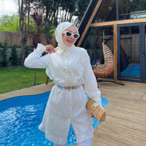 Özel üretimi dantel detaylı, kemerli zarif tunik modeli şimdi sadece hepdolu.com’da! Şıklığı ve kaliteyi bir arada keşfedin.